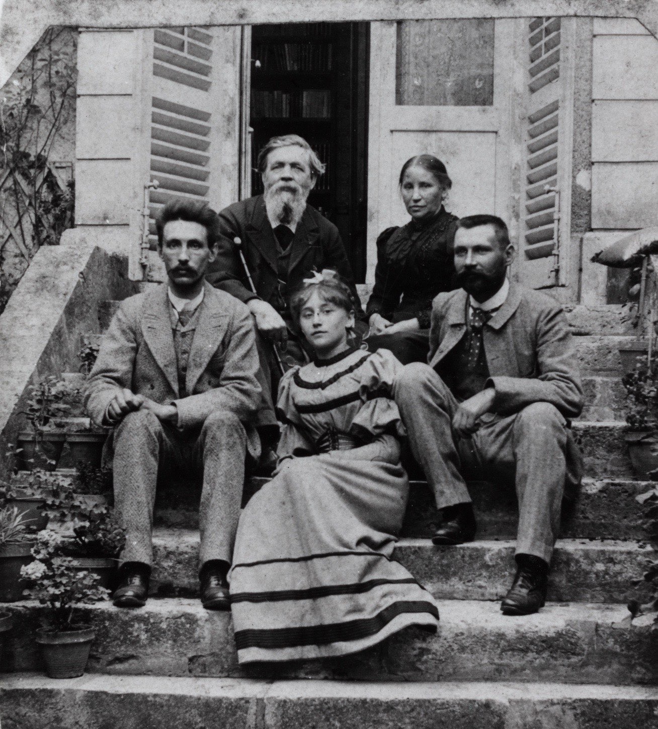 La famille Colette réunie sur les marches du perron, photographie ancienne