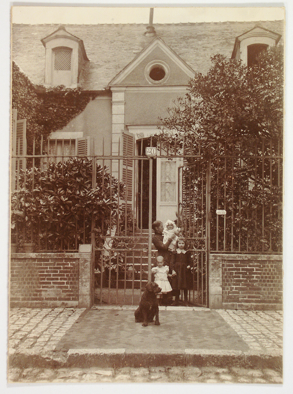 Sido et ses petites-filles devant la grille du 20 rue de l'Église, photographie ancienne